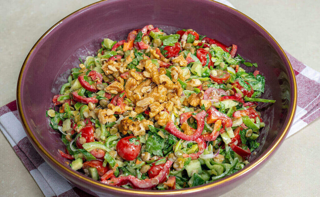 Yeşil mercimekli salata ile günlük protein
