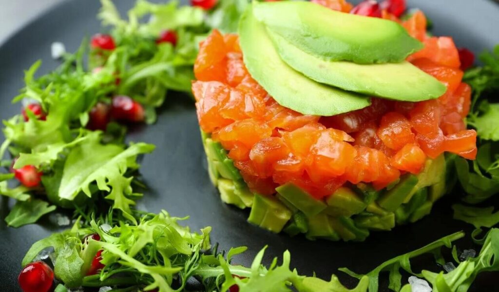 Avokado ve somonlu sağlıklı tarifler için malzemeler