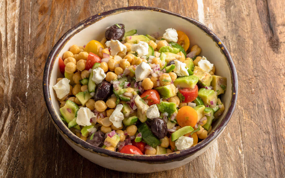 Nohutlu avokado salatası