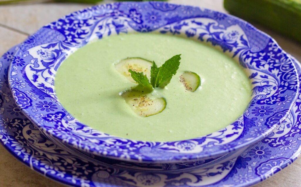 Cucumber soup serving tips chilling time garnishes