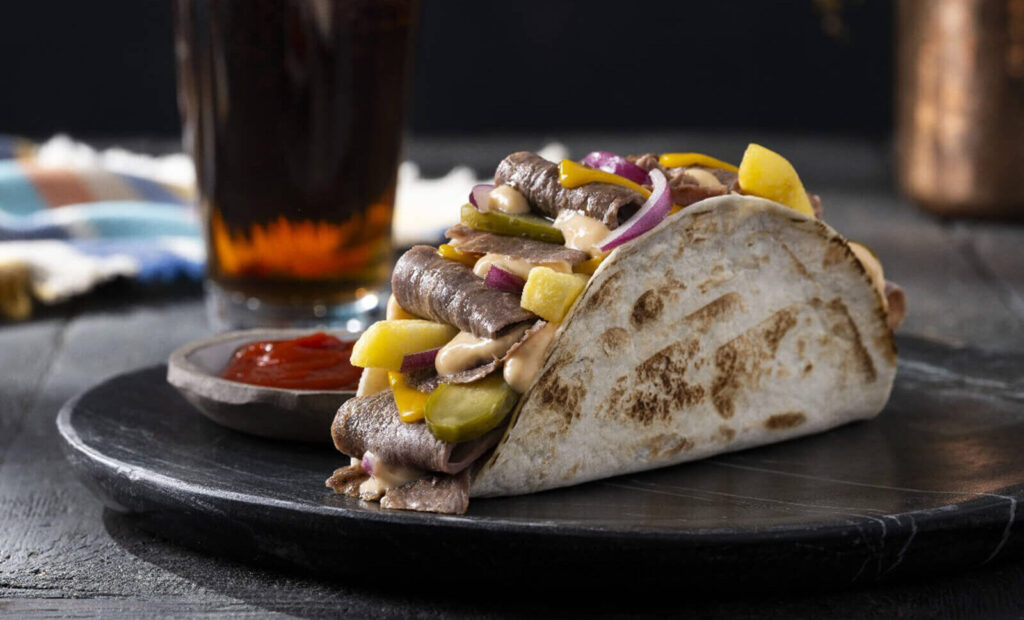 Meksika usulü taco tortilla et ve sebze seçimi